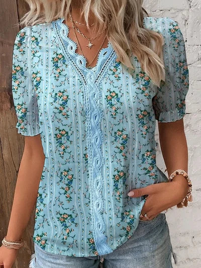 Madelen | Blusa Plisada con Cuello en V y Encaje