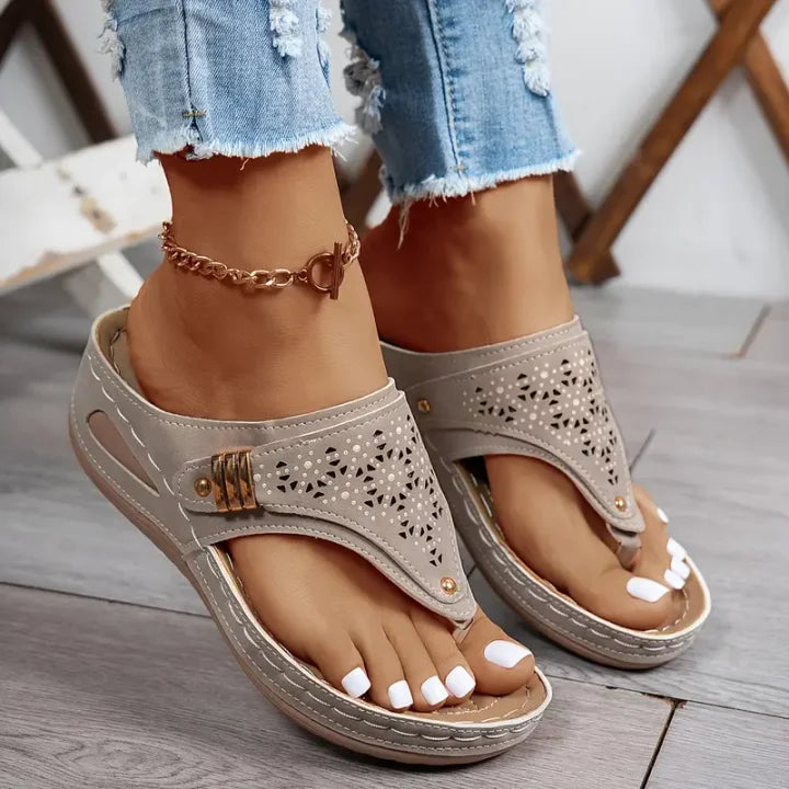 Tiara - Sandalias de Cuña Con Aberturas