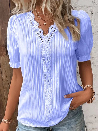 Madelen | Blusa Plisada con Cuello en V y Encaje