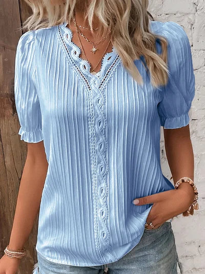 Madelen | Blusa Plisada con Cuello en V y Encaje