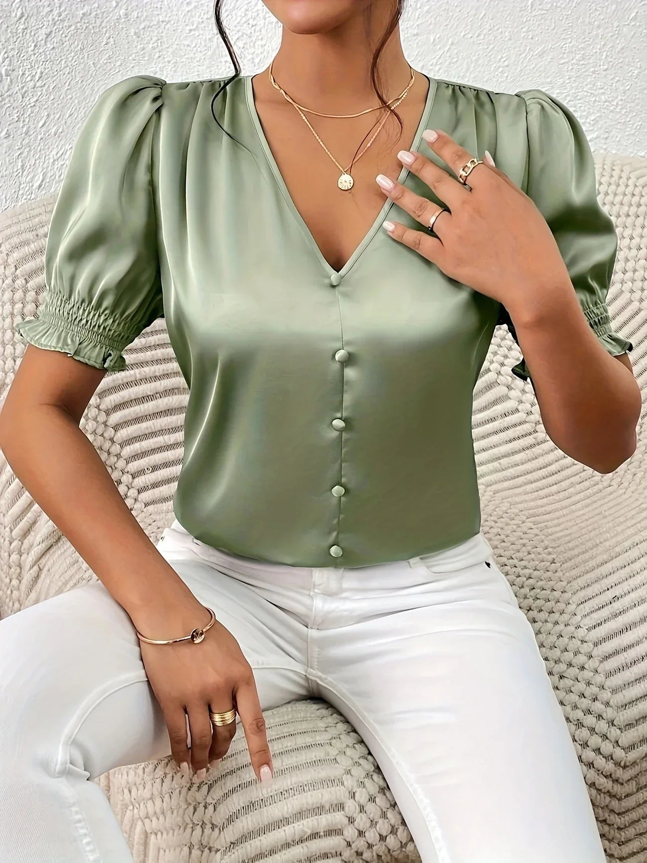 Abella | Blusa Con Cuello en V Mangas Abullonadas y Botones en la Parte Delantera