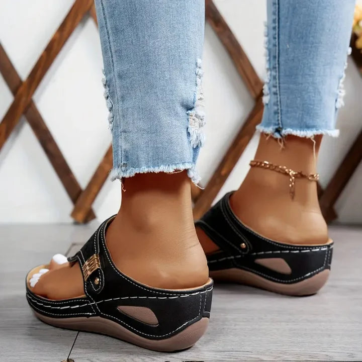 Tiara - Sandalias de Cuña Con Aberturas