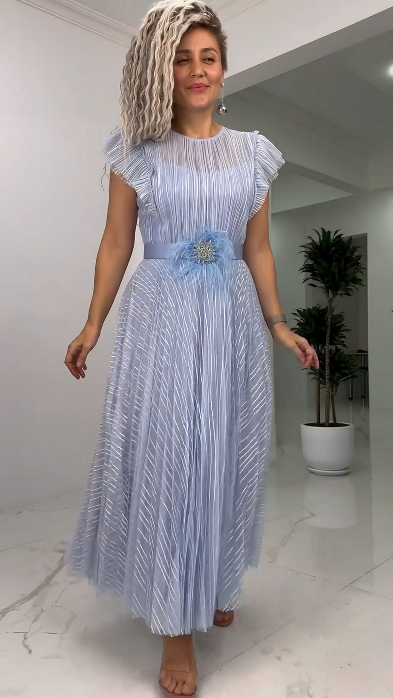Naysha | Vestido midi de Malla Plisada con Broche