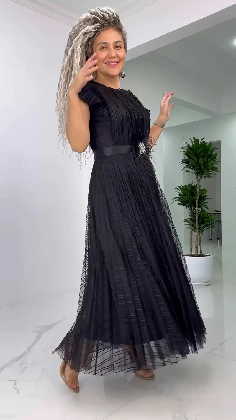 Naysha | Vestido midi de Malla Plisada con Broche