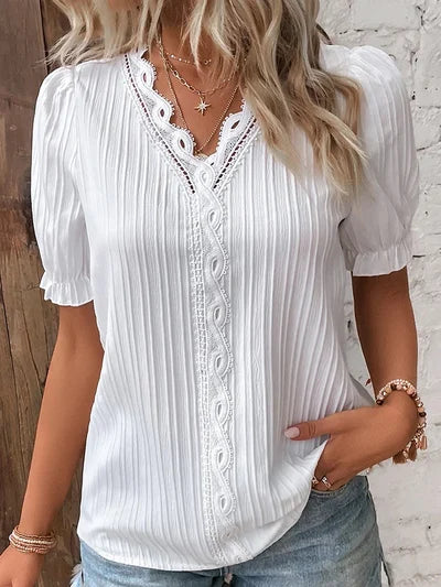 Madelen | Blusa Plisada con Cuello en V y Encaje