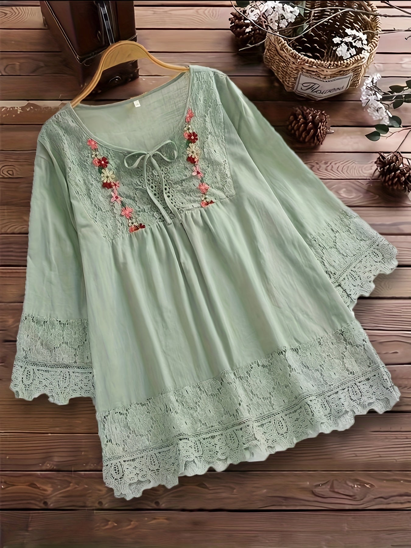 Esmeralda | Blusa Bordada con Encaje Floral
