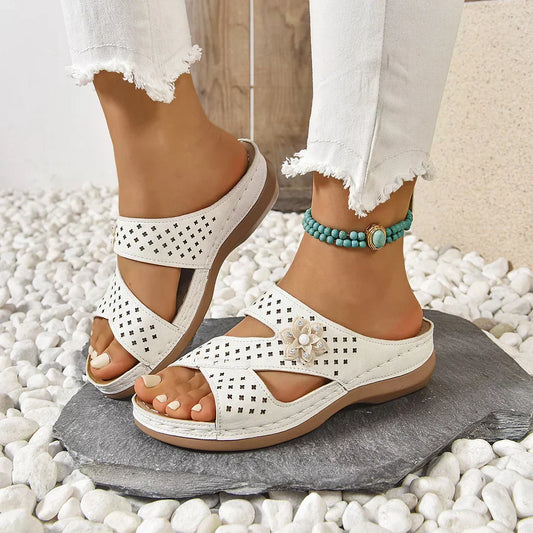 Kristine | Sandalias de cuña con detalle floral