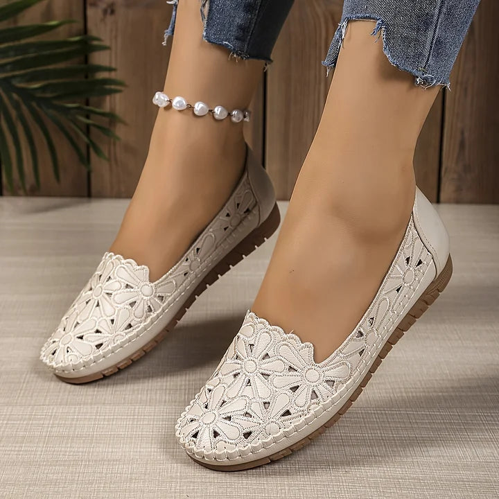 Inessa | Mocasines Blancos Con Corte Floral Sin Cordones