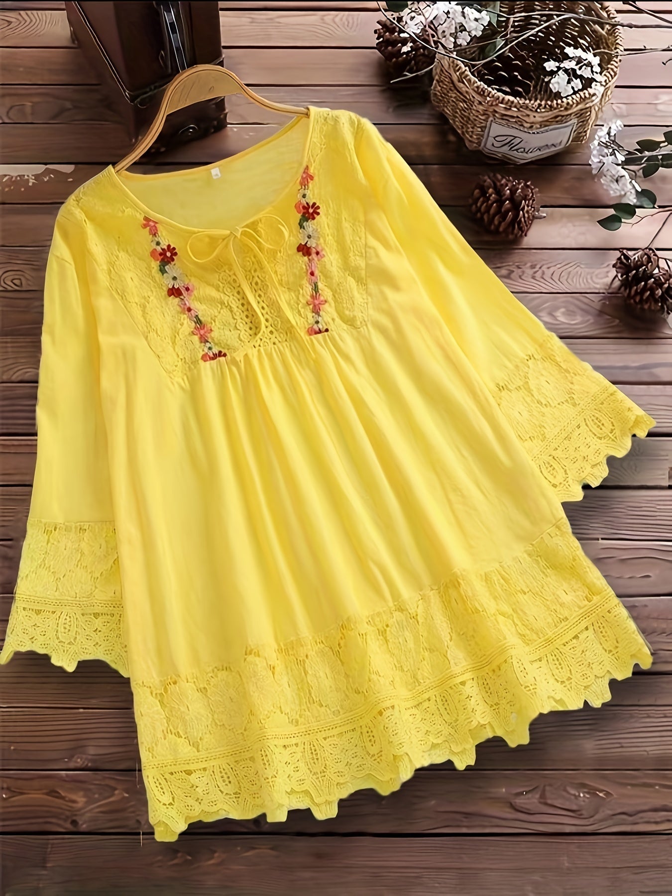 Esmeralda | Blusa Bordada con Encaje Floral