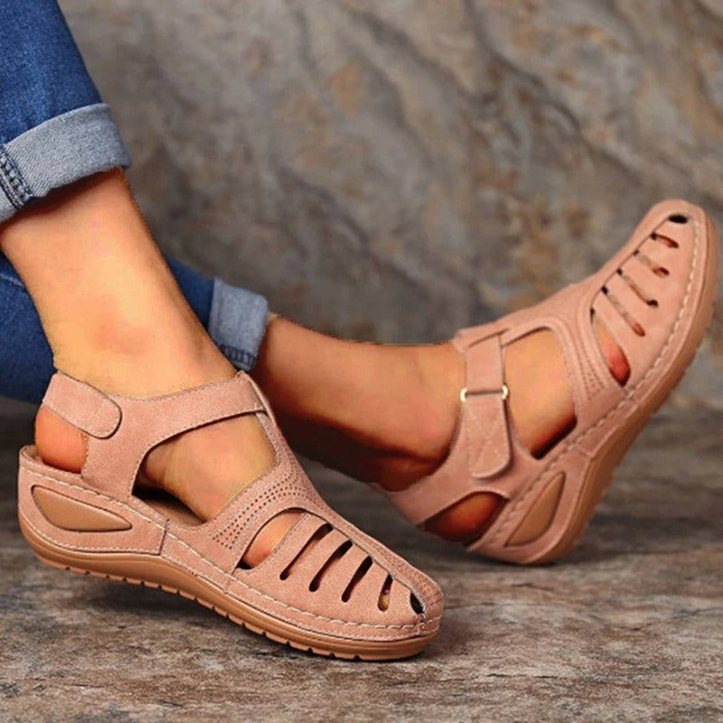 Leola | Sandalias de Puntera Cerrada Con Aberturas y Cierre de Velcro