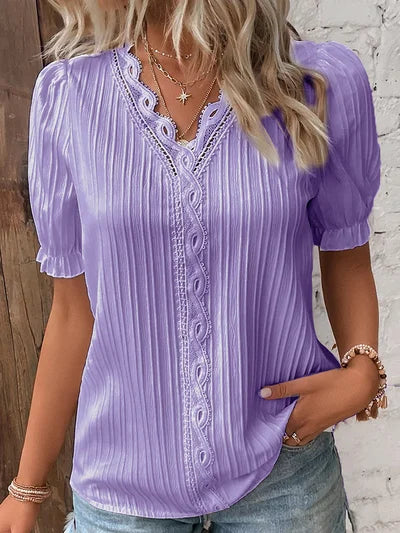 Madelen | Blusa Plisada con Cuello en V y Encaje