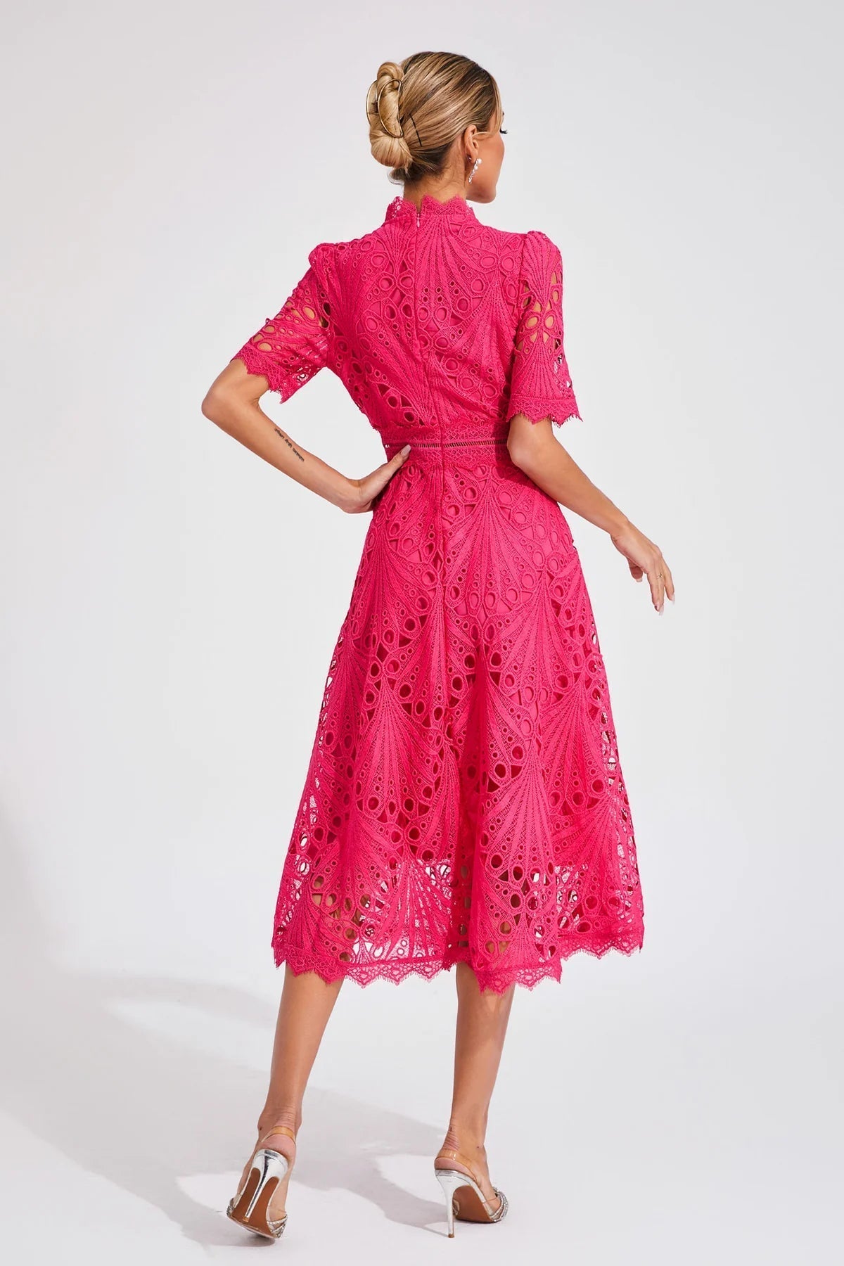 Vorelle | Vestido Midi de Encaje Cuello Alto Manga Corta