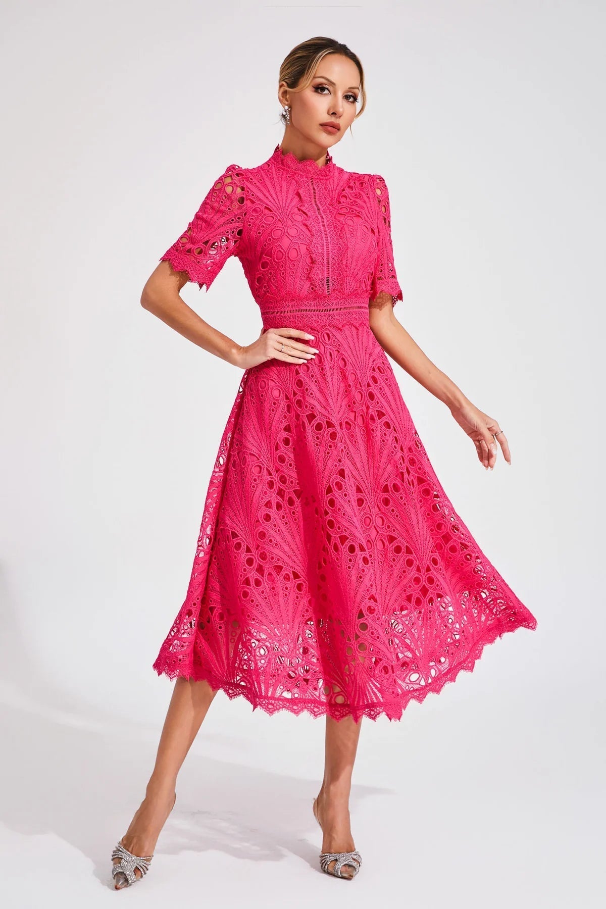 Vorelle | Vestido Midi de Encaje Cuello Alto Manga Corta