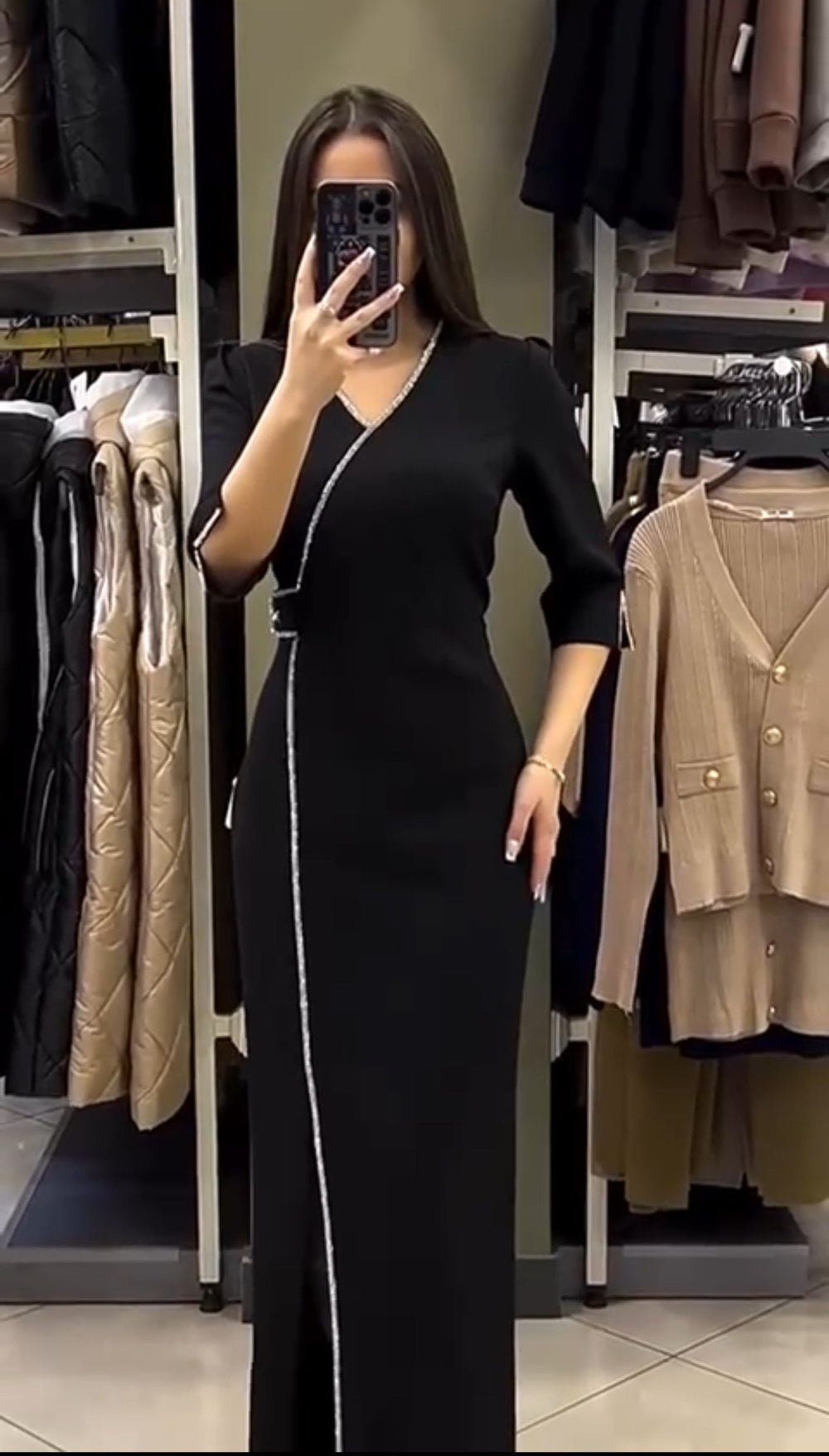 Vesela | Vestido Largo Con Cuello en V y Ribete en Contraste