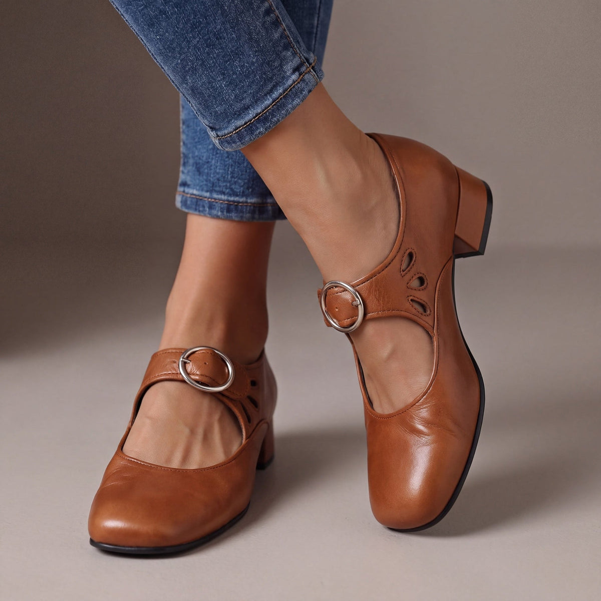 Evelita | Zapatos de Cuero con Hebilla y Tacón Bajo