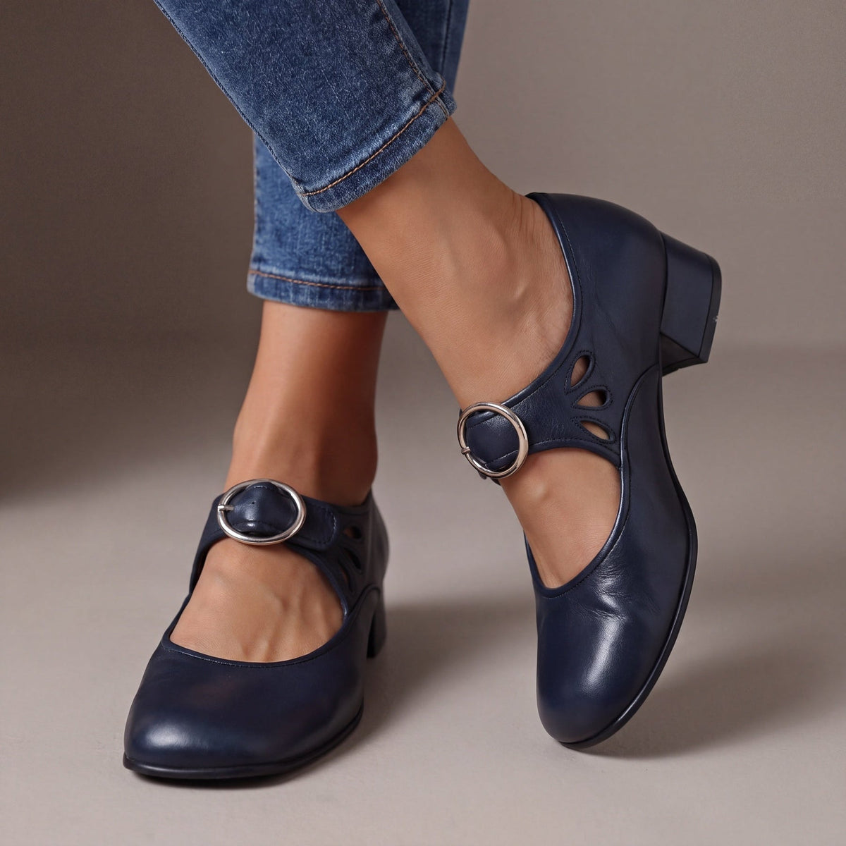 Evelita | Zapatos de Cuero con Hebilla y Tacón Bajo