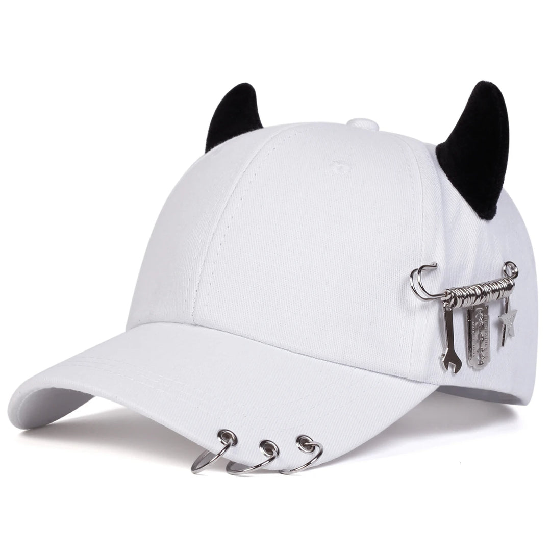 González | Gorra de Béisbol con Detalles de Cuernos del Diablo